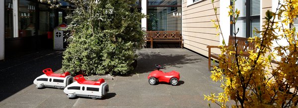 Kinderfahrzeuge im Innenhof.