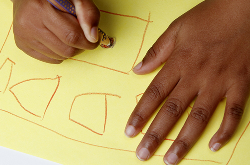 Kinder-Hände malen auf Papier